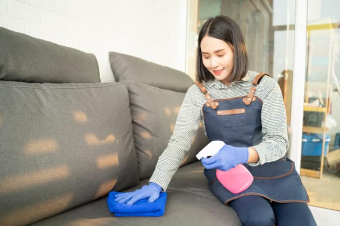 Comment nettoyer un canapé en tissu ?