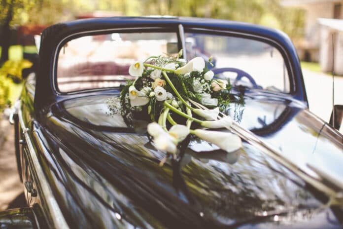 Comment choisir la meilleure décoration de voiture pour votre mariage